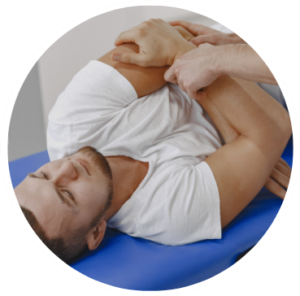 El masaje deportivo previene lesiones y optimiza el rendimiento muscular.