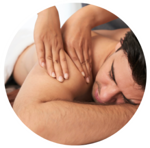 El masaje deportivo previene lesiones y optimiza el rendimiento muscular.